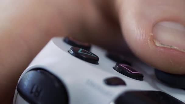 Närbild av manliga händer som håller en joystick controller medan du spelar ett videospel hemma - ung man ha kul med spel - spelande, underhållning, teknik koncept. — Stockvideo