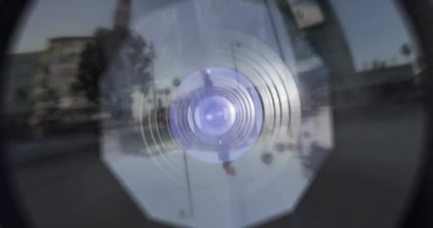 Open of binnen Digitale Camera - animatie van mechanisme van schieten. Schieten digitale camera met geluid van de sluiter. digitale camera sensor spin beweging. Varicolored reflectie van het sensoroppervlak is — Stockvideo