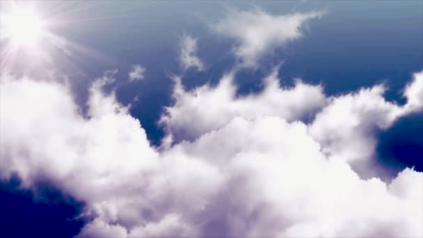 Animación de nubes en movimiento en el cielo. Volando sobre las nubes del timelapse con el sol de la tarde. Animación en bucle sin problemas. Vuelo a través del paisaje nublado en movimiento con hermosa llamarada de lente. Viajar por — Vídeo de stock