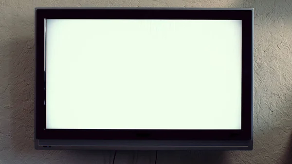 Tela de TV na parede. Led tv no fundo da parede com tela de televisão em branco. Tela de TV LCD ou LED pendurada na parede com caminho de recorte — Fotografia de Stock