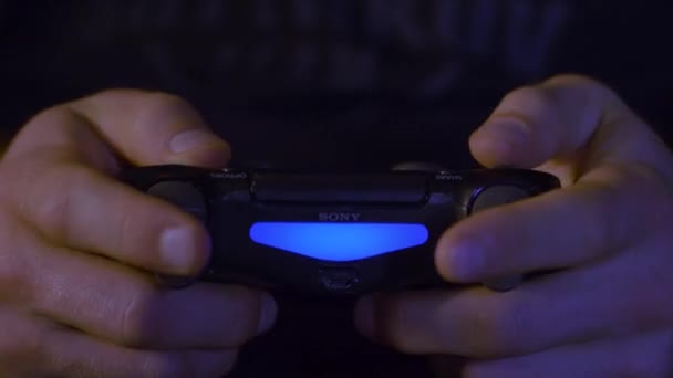 Close up van mannelijke handen met een joystick controller tijdens het afspelen van een video games thuis. Close up van persoon gamepad te houden en het spelen van spelletjes. — Stockvideo