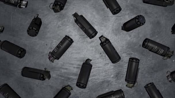 Animation de rotation, lévitation de grenades à main fusées chronométrées standard. Rotation des grenades lacrymogènes sur fond gris. Tous explosifs, armée d'armes — Video