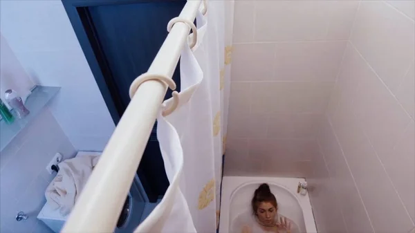 Hermosa mujer con auriculares en el baño. Mujer escuchando música en baño de burbujas —  Fotos de Stock