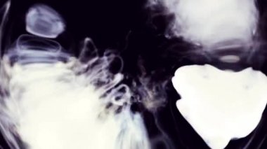 Sigara yüzüğü. Siyah izole. dairesel duman bulutu arka plan, siyah izole. siyah arka plan üzerine bulut