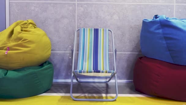 Clororful-zonnebank en enkele tas-stoel van de muur — Stockvideo