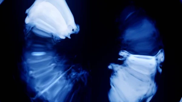 Ουράνιο τόξο μπλε καπνό που ρέει σε ένα κύκλο μαύρο. Καπνού σε κυκλική κίνηση. Διαχωρίζονται σε καθαρό μαύρο φόντο — Φωτογραφία Αρχείου