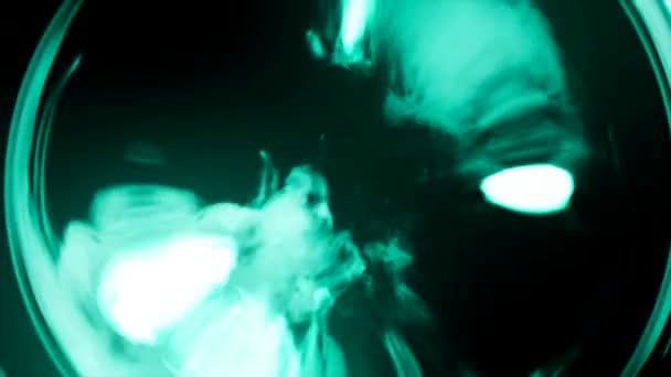 Duha zelený kouř proudící v černém kruhu. Kouř v kruhovém pohybu. Oddělené na čistě černé pozadí — Stock video