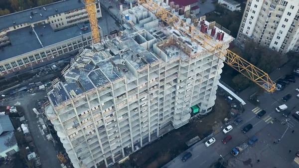 Travl byggeplads og Byggeri Udstyr Aerial. Rigtig byggeplads industrielle skyskraber bygning struktur med arbejdskraft og arbejdstagere, der arbejder i høj risiko formular luftfoto. Luftfoto - Stock-foto
