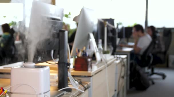 Humidificateur de travail sur le fond des jeunes travaillant dans le bureau. Environnement de travail sain au bureau. Vapeur de l'humidificateur — Video