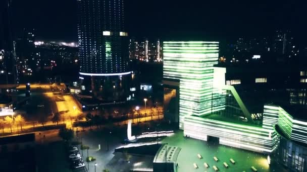 Vista aérea de la noche de ciudad. Camino de asfalto vacío e iluminado moderno paisaje urbano de fondo por la noche. Construyendo ciudad vista superior abstracta — Vídeos de Stock