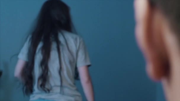 pyanaya-devushka-na-krovati-video-dlinnonogaya-shlyuha-video