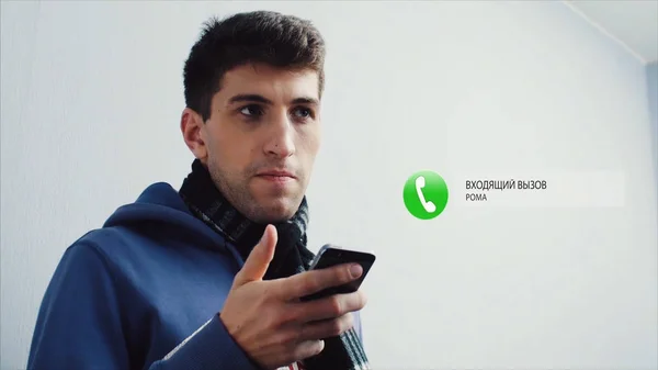 El hombre toma el teléfono que suena del bolsillo de los vaqueros, contesta la llamada. Joven trabajador corporativo se queda en anticipación y luego obtiene su teléfono y mira a la pantalla. Mirada seria — Foto de Stock