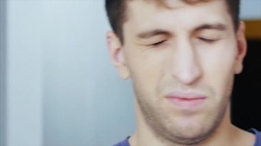 Adam portresi perdeleri onun elleri ve kendini streç sabah yükseltir içinde açılır. Genç adam büyük pencere perdeleri açar ve odada güneş ışığı sağlar. Adam sabah tarafından zevk perdeler, örtüsünü açmak