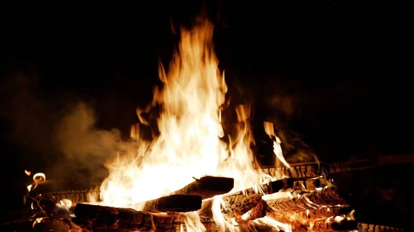 Brennendes Feuer. Lagerfeuer aus nächster Nähe. Feuer brennt Bäume in der Nacht. Lagerfeuer brennt hell, Hitze, Licht, Zelten — Stockfoto
