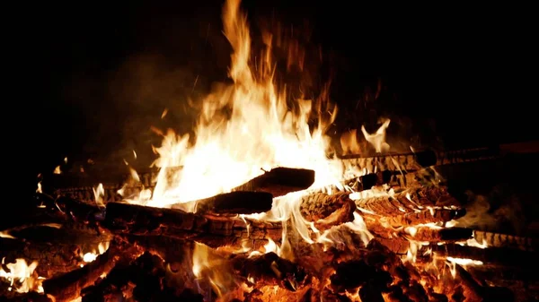 Brennendes Feuer. Lagerfeuer aus nächster Nähe. Feuer brennt Bäume in der Nacht. Lagerfeuer brennt hell, Hitze, Licht, Zelten — Stockfoto