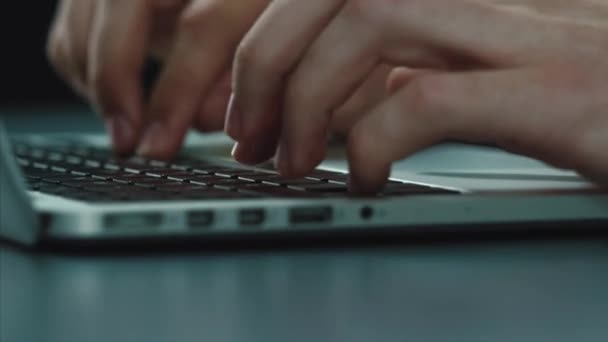 Χέρια πληκτρολόγηση σε ένα πληκτρολόγιο του φορητού υπολογιστή. Φορητός υπολογιστής πληκτρολογίου κατά την πληκτρολόγηση. Χέρια touch πληκτρολόγηση σε ένα πληκτρολόγιο lap-top — Αρχείο Βίντεο