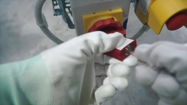 L'ouvrier d'usine appuie sur le bouton sur le point de contrôle et démarre le convoyeur de la ligne de production, vue à la première personne. Clip. Ligne de production contrôlée par ordinateur. Usine alimentaire moderne. Convoyeur automatisé 