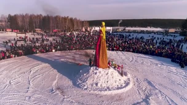 Moskva, Rusko - 26. února 2018: Ruské tradiční oslava Maslenica. Lidé oslavili Maslenica a relaxovat v přírodě. Hořící strašák — Stock video