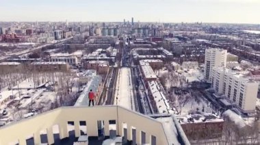 Genç adam sabah çatıda egzersiz yapmak. İşadamı bir bina stres kavramı atlamak için hazırlanıyor