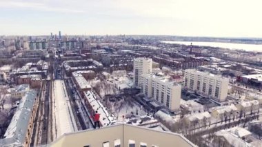 Genç adam sabah çatıda egzersiz yapmak. İşadamı bir bina stres kavramı atlamak için hazırlanıyor