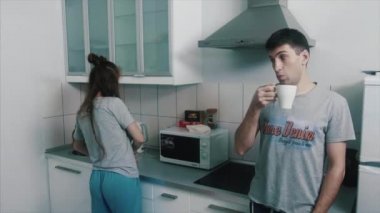 Bir adam baharatlı yemek yiyen bir kıza güler. Ağzına yanmak