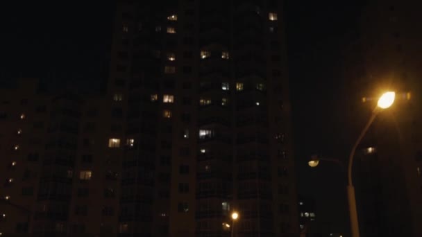 Complejo residencial con linternas por la noche — Vídeo de stock