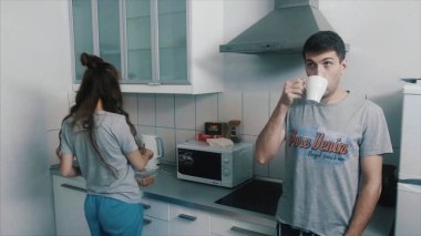 Bir adam baharatlı yemek yiyen bir kıza güler. Ağzına yanmak