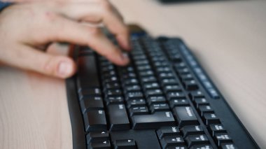 Bir blog veya profesyonel Yöneticisi taşınabilir bilgisayar ofiste kullanarak yazma klavye yandan office çalışan işadamı kavramı, iş, eğitim, programlama, insan ve teknoloji yakın çekim