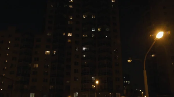 Complejo residencial con linternas por la noche. Ciudad — Foto de Stock