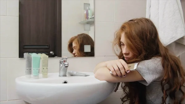 Kobieta płacze w łazience po kłótni z mężem, jej mąż uspokaja — Zdjęcie stockowe