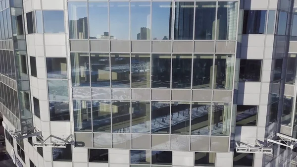 Closeup gebouw van glas van wolkenkrabbers met cloud, businessconcept van het platform. Weerspiegeling van de stad in de ramen van een wolkenkrabber — Stockfoto