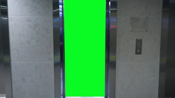 Apertura puertas en ascensor con pantalla verde. Ascensor en edificio de oficinas — Foto de Stock