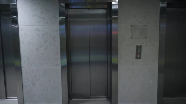 Moderno ascensor en un edificio. Ascensor en edificio de oficinas. Puerta cerrada del ascensor en la planta baja — Foto de Stock