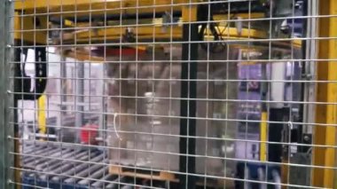 Bir müşteri için kutu ambalaj ürün ambalaj makine. Küçük. Fabrikada teyp ile kutusunu kaydırma
