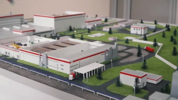 Miniature model of the factory. Clip. A small building on the toy model — Stock Video