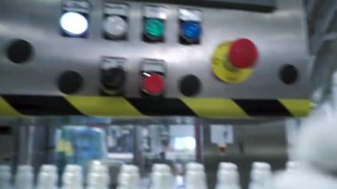 Eldiven acil düğmesini - endüstriyel işlemine başlamadan el. Küçük. Düğme Fabrikası'nda çalışan presler