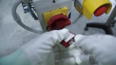 Eldiven acil düğmesini - endüstriyel işlemine başlamadan el. Küçük. Düğme Fabrikası'nda çalışan presler