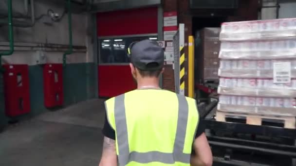 작업자는 기업에서 작동합니다. 클립입니다. 공장에서 헬멧에 노동자, 공장, 남자에 있는 뒤에서 보기가 헬멧 및 산업 기업에 대 한 유니폼 — 비디오