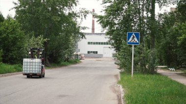 Yükleme ve bir fabrikadan malzeme hareket forklift. Küçük. Yükleme makine fabrikası açık