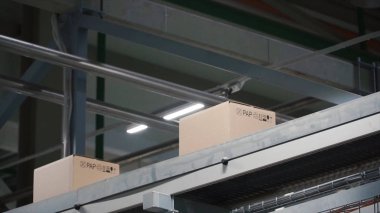Otomasyon - karton kutu fabrikasında Konveyör bant üzerinde. Küçük. Fabrikada konveyör taşıma kutuları