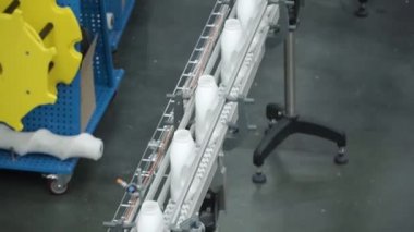 Fabrika ve araştırma kavramı. Küçük. Şişe üretim tesisi bükümlü gonna üzerinde beyaz madde konumu olan. Konveyör bant hatta şişelerde. Üretim süreci