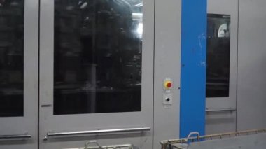 Plastik şişe ve şişe üzerinde bir konveyör kayışı fabrika üretimi için. Küçük. Konveyör sistemi tesisi