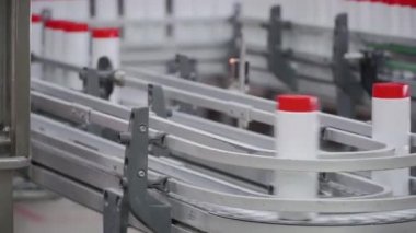 Sıvı deterjan otomatik üretim hattında. Küçük. Üretim Kimyasalları üretim hattı