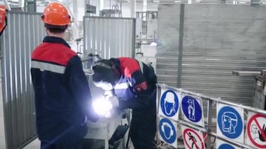Fabrikada çalışan kaynakçılar metal yapılmış. Küçük. Fabrikada kaynak