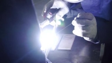 Fabrikada çalışan kaynakçılar metal yapılmış. Küçük. Fabrikada kaynak