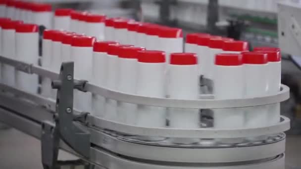 Detergente líquido na linha de produção automatizada. Clipe. Linha de produção de produtos químicos de produção — Vídeo de Stock
