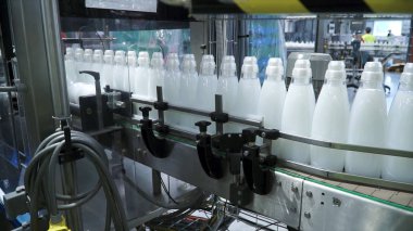 Fabrika ve araştırma kavramı. Küçük. Şişe üretim tesisi bükümlü gonna üzerinde beyaz madde konumu olan. Konveyör bant hatta şişelerde. Üretim süreci