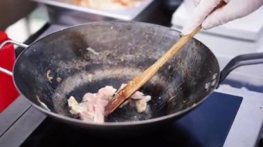 Ahşap turner kızarmış tavuk eti büyük derin tavada eliyle mans. Küçük. Paella veya jambalaya hazırlanıyor. Doğa, yaşam tarzı açık havada, Aile pikniği