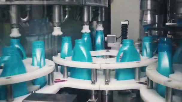 Liquid detergent on automated production line. Clip. Automated production line of washing fluid. Machinery for bottling — Stock Video