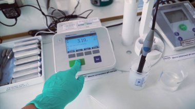 Birinci şahıs bakış bir laboratuvarda çalışan personel. Küçük. Laboratuvar, birinci şahıs bakış sıvı reaktif kontrol genç kimya teknisyeni